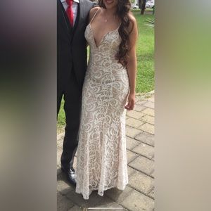 looks amazing, it’s a colombian brand Studio F Size 6 (Colombian) or  Small